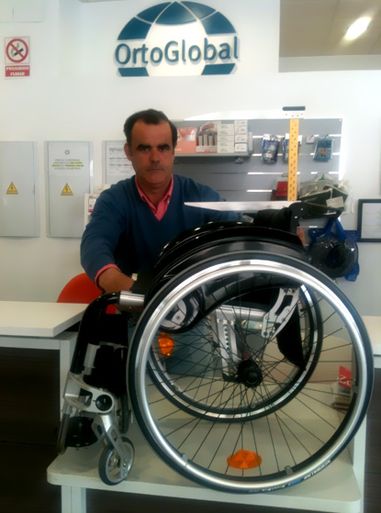 OrtoGlobal hombre con una silla de ruedas
