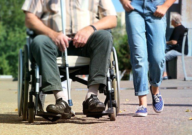 pareja en silla de ruedas